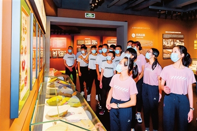 广东公安英烈子女夏令营开营